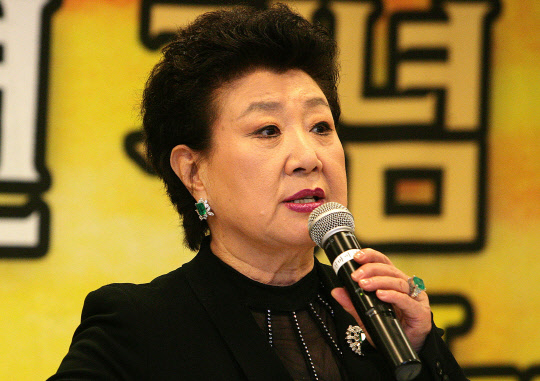 '밤안개'·'몽땅 내 사랑' 가수 현미 별세      (서울=연합뉴스)  가수 현미(본명 김명선)가 4일 오전 별세했다. 향년 85세. 사진은 지난 2007년 11월 6일 세종문화회관에서 열린 데뷔 50주년 기념 콘서트 기자회견에서 발언하는 현미. 2023.4.4 [연합뉴스자료사진]      photo@yna.co.kr  (끝)